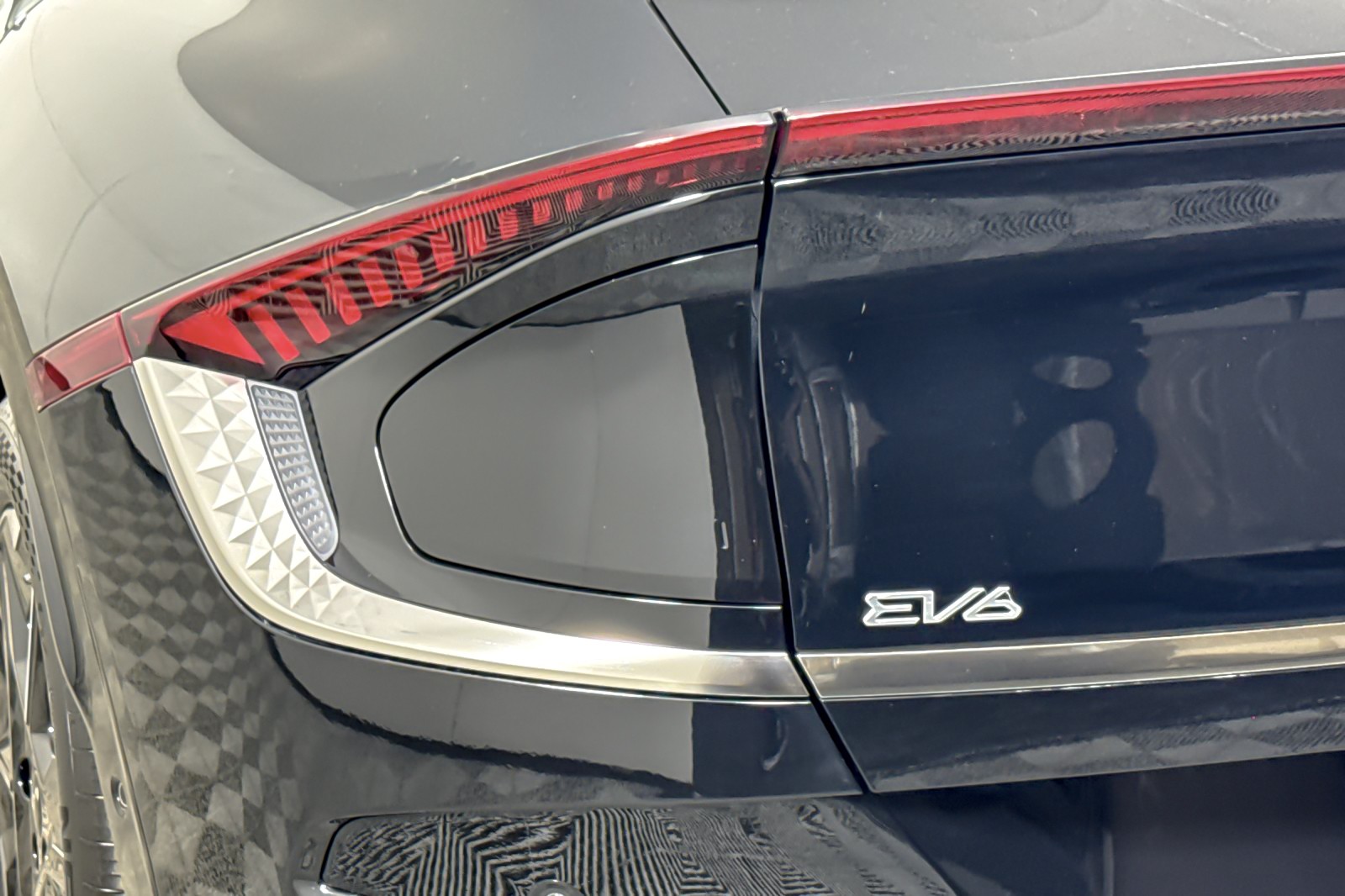 Used 2025 Ebony Black Kia Light Long Range AWD image 27