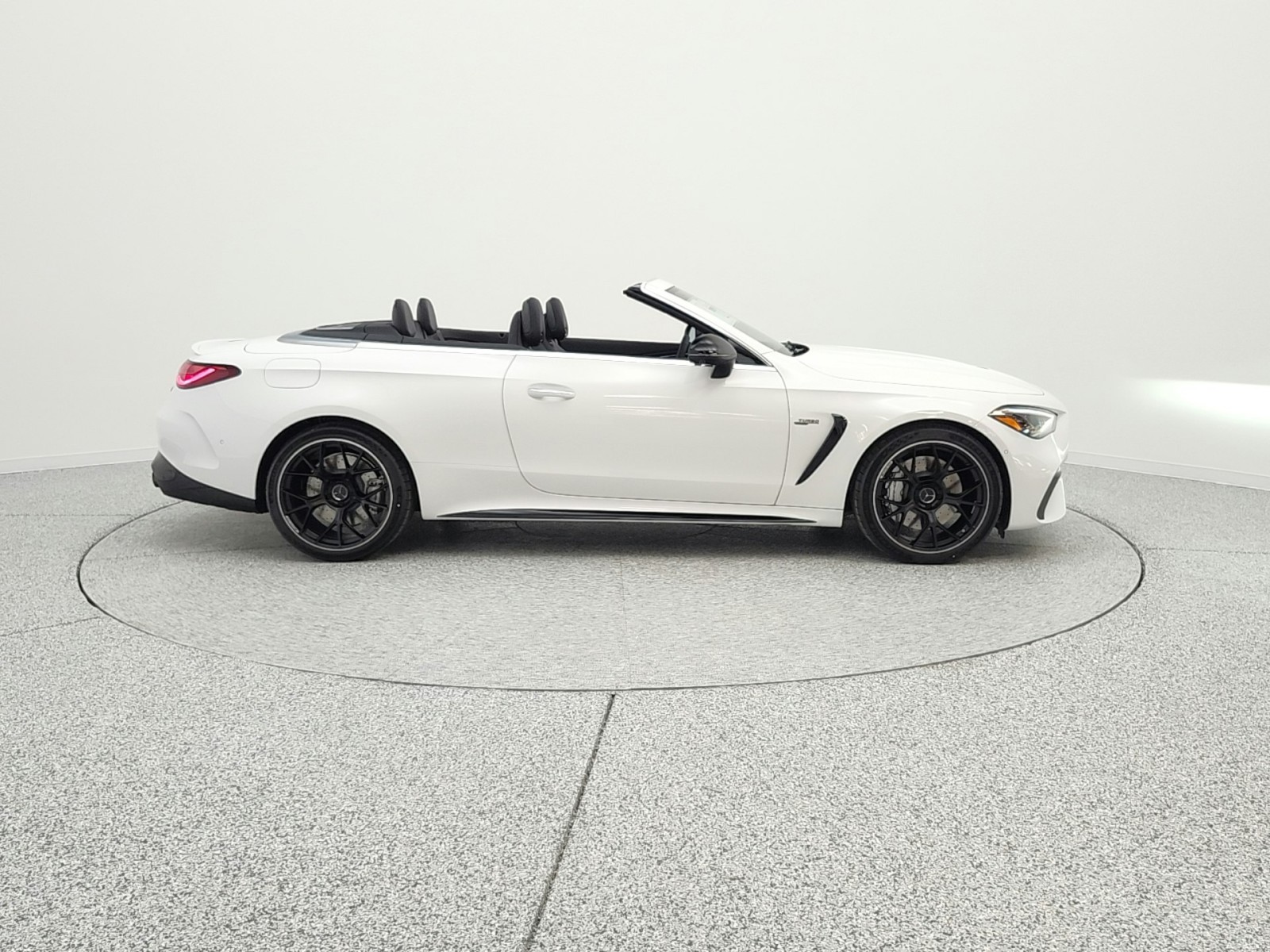 New 2026 MANUFAKTUR Moonlight White Metallic Mercedes-Benz AMG® CLE 53 image 4