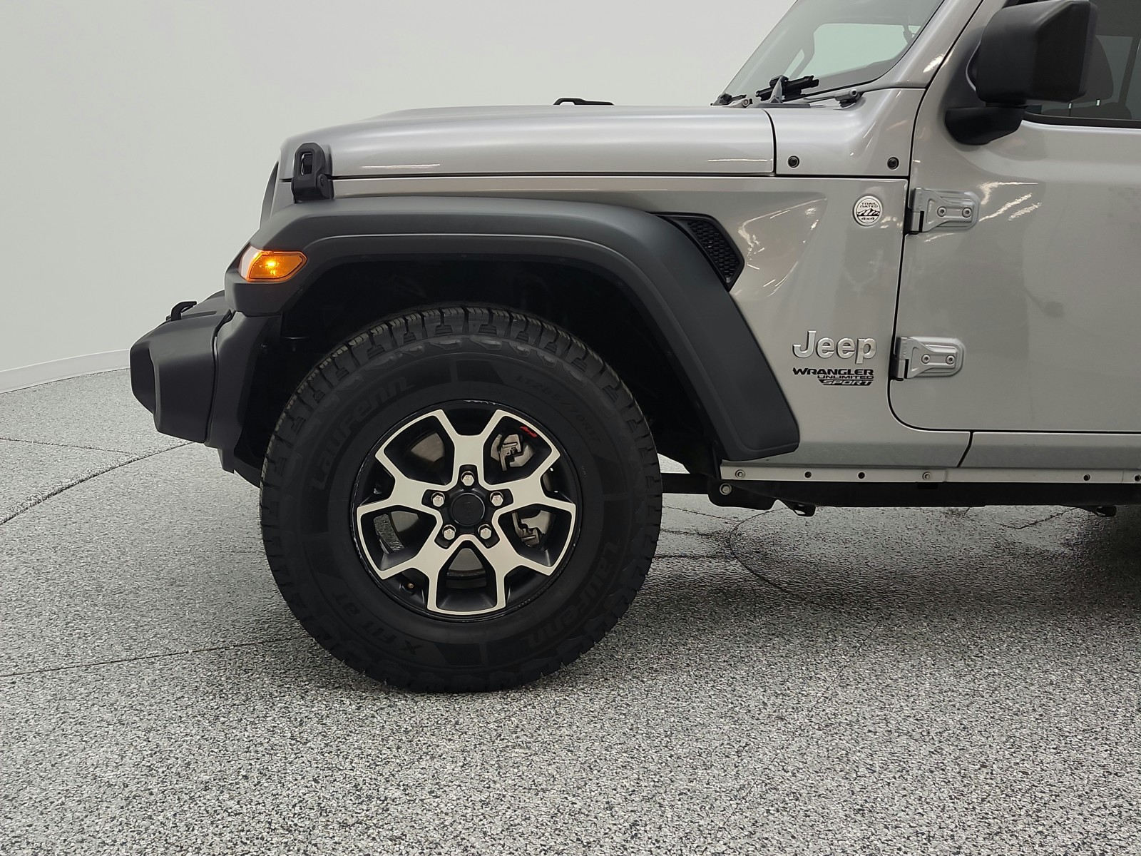 Used 2018 Billet Silver Metallic Clearcoat Jeep Sport 4x4 image 24