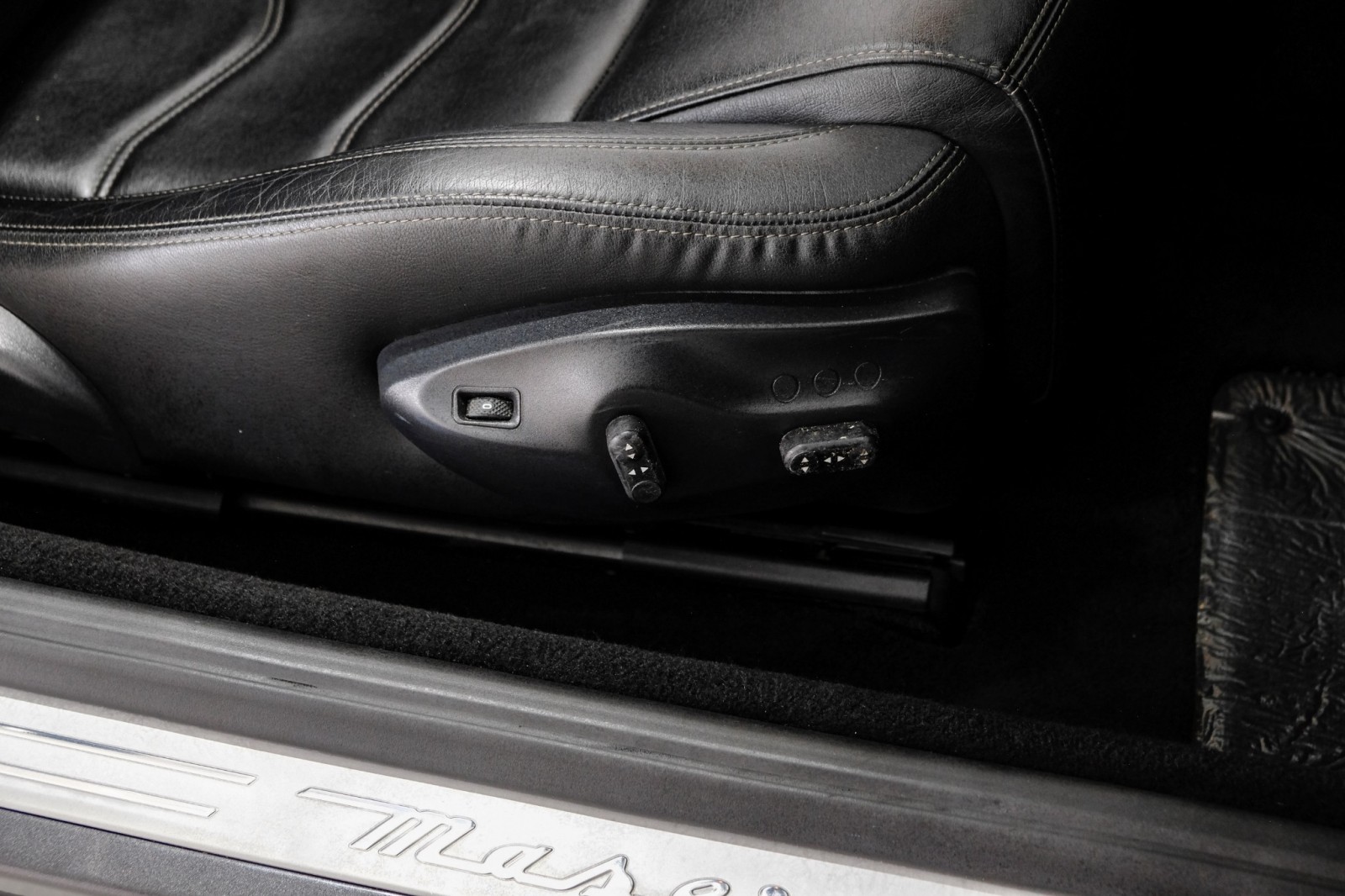 2012 Maserati GranTurismo Convertible SPORT NAVIGATION LEATHER HEATED SEATS PARKING DIST 42