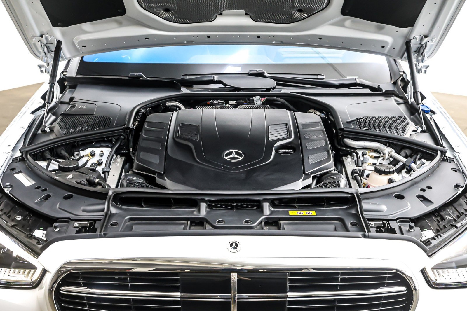 New 2025 MANUFAKTUR Moonlight White Metallic Mercedes-Benz S 580 image 11