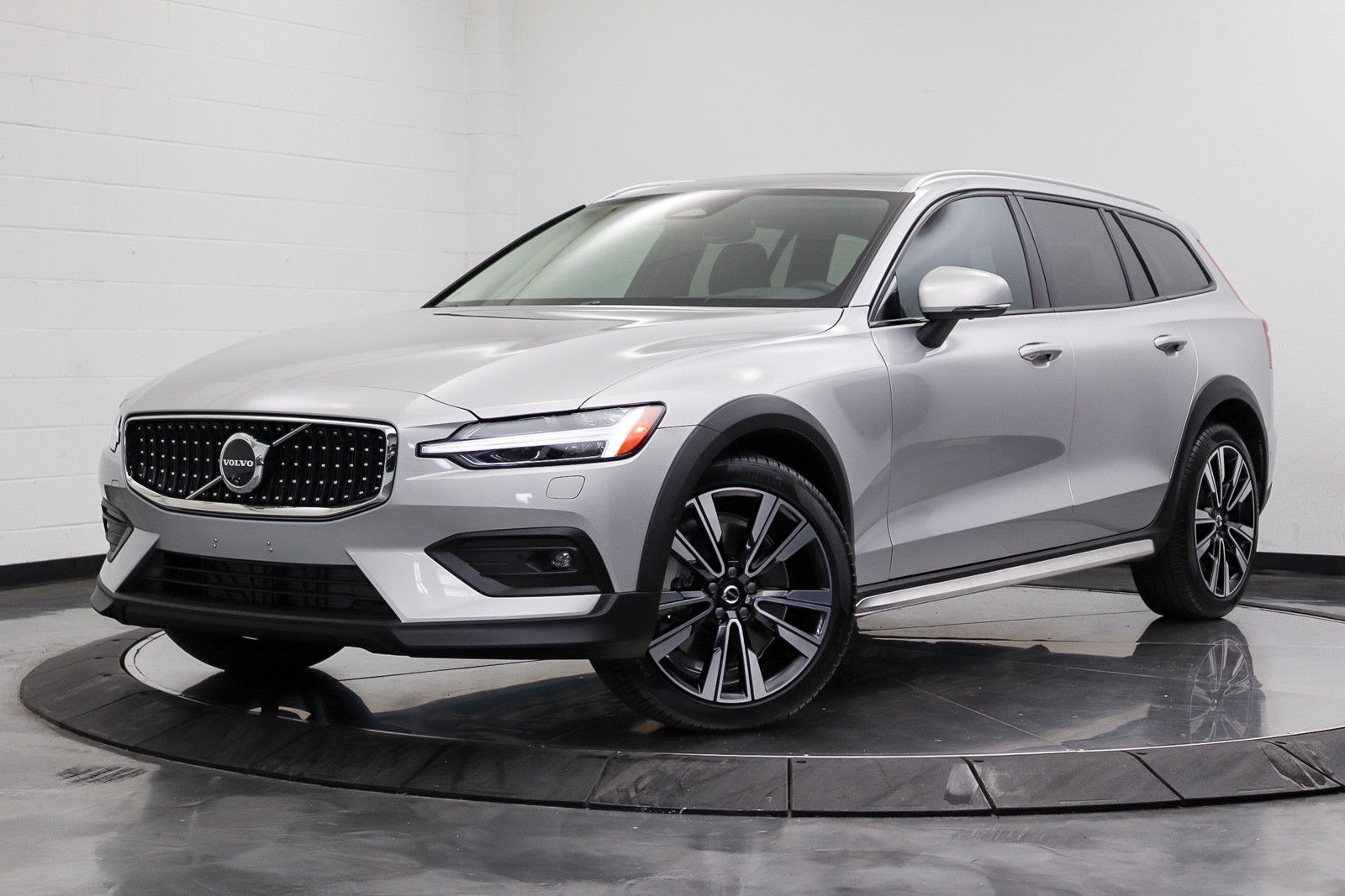 Silver 2025 Volvo V60 Cross Country B5 Ultra AWD Wagon All-Wheel Drive Automatic