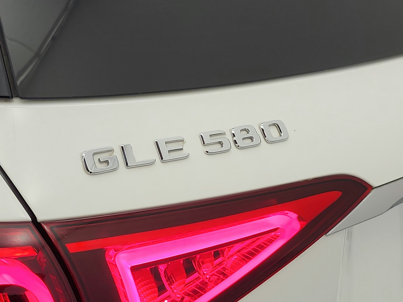 Used 2021 Polar White Mercedes-Benz GLE 580 4MATIC® SUV image 39