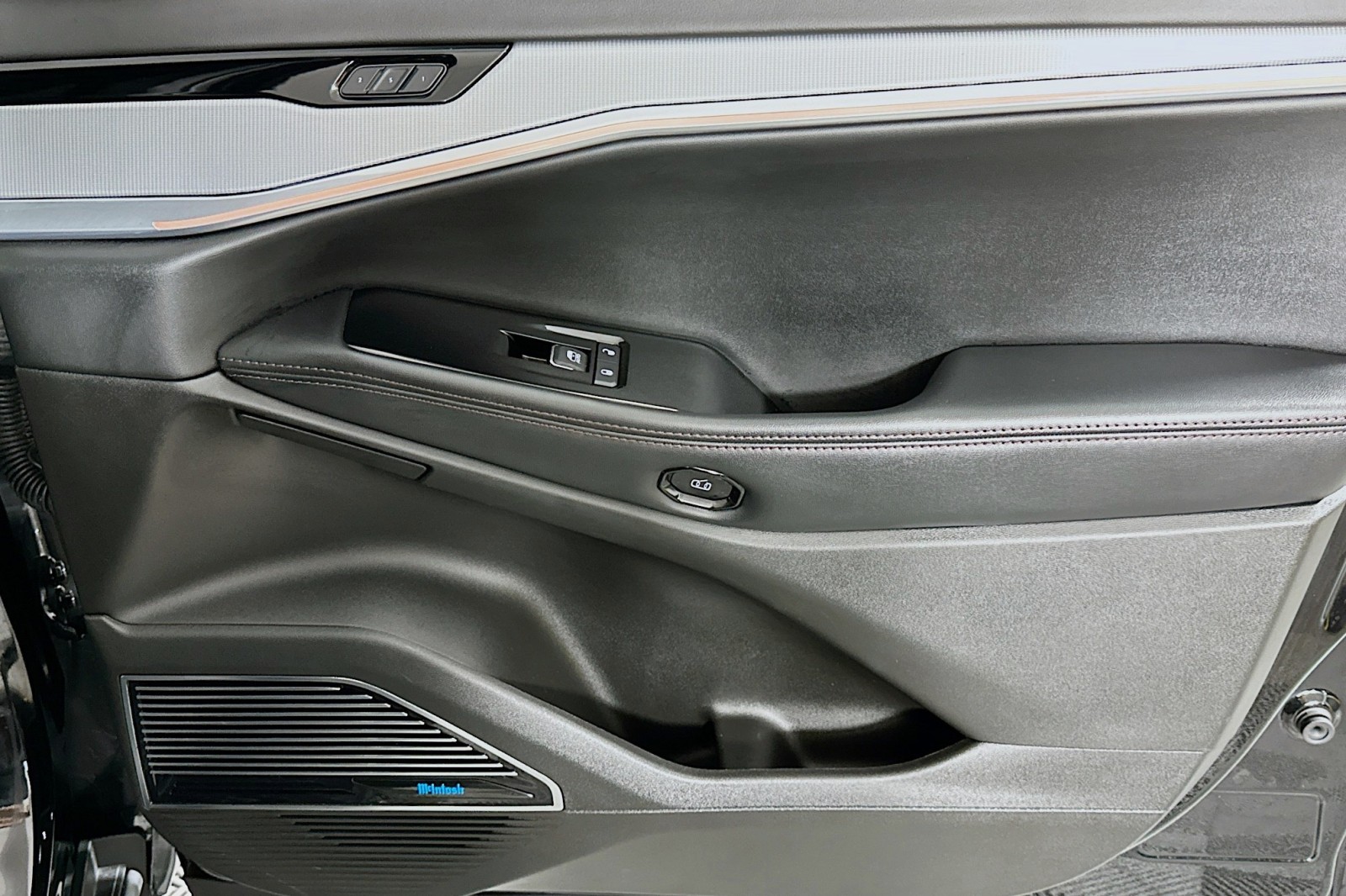 Used 2024 Diamond Black Crystal Pearlcoat Jeep Launch Edition image 23