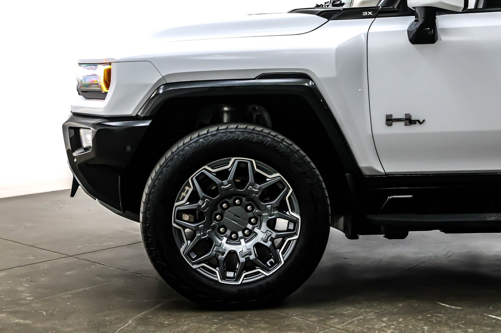 Used 2025 Interstellar White GMC e4WD 4dr 3X image 9