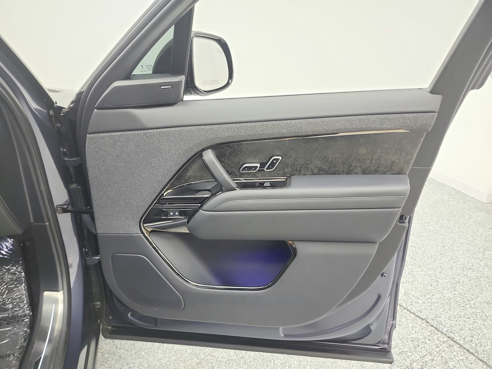 Used 2023 Varesine Blue Metallic Land Rover P530 First Edition image 28