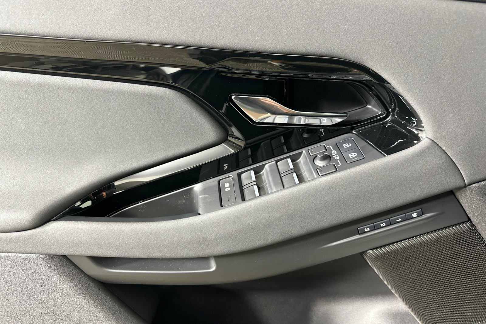 Used 2024 Fuji White Land Rover Dynamic SE AWD image 10