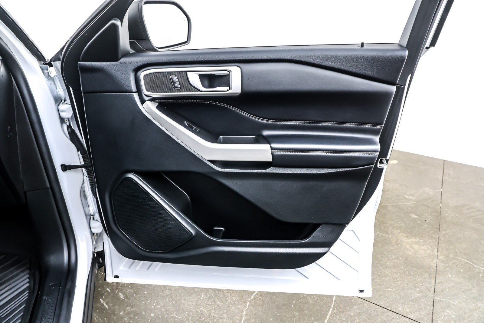 Used 2023 Oxford White Ford XLT RWD image 23