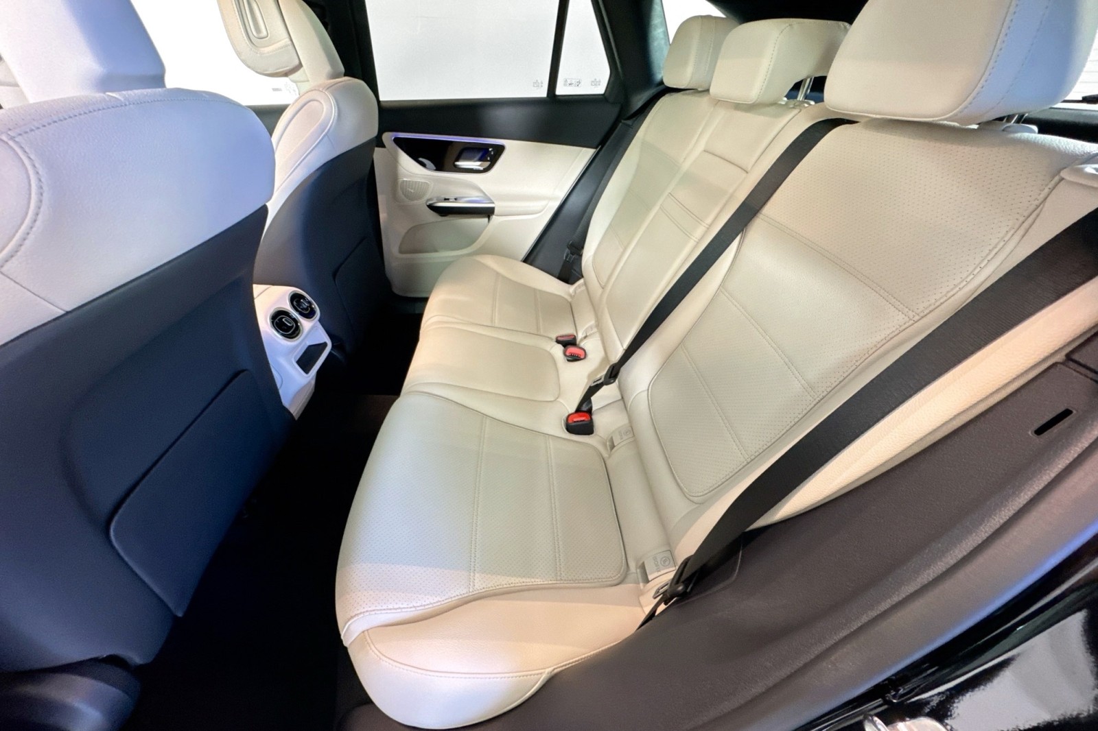 New 2026 Black Mercedes-Benz GLC 300 SUV image 22