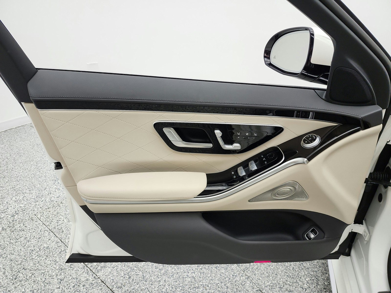 Certified Used 2023 MANUFAKTUR Diamond White Mercedes-Benz S 580 4MATIC® Sedan image 14