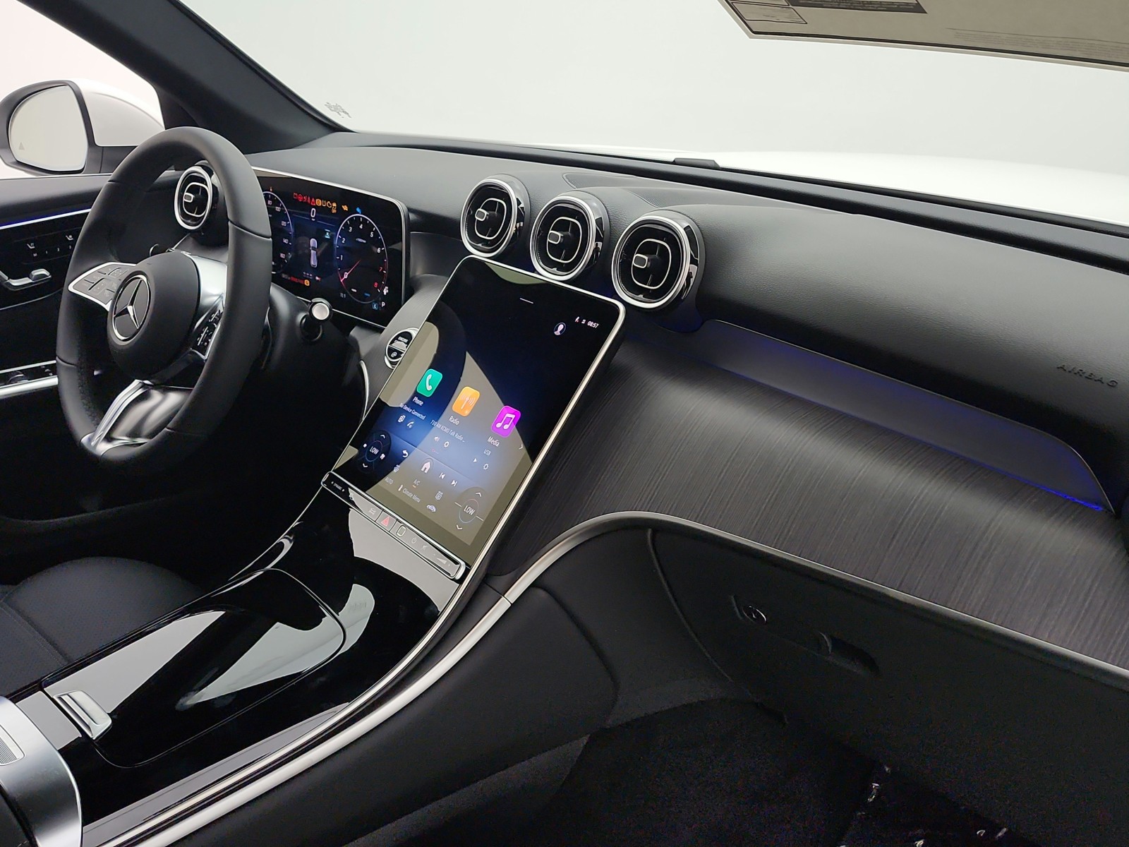 New 2026 Polar White Mercedes-Benz GLC 300 image 13