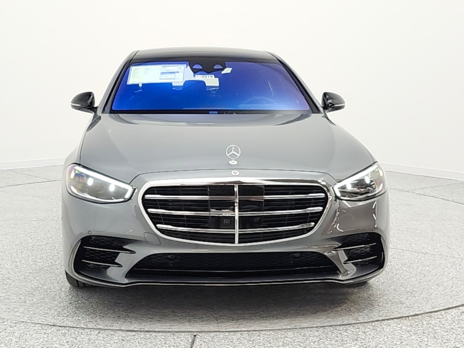 New 2026 Selenite Grey Metallic Mercedes-Benz S 580 image 2