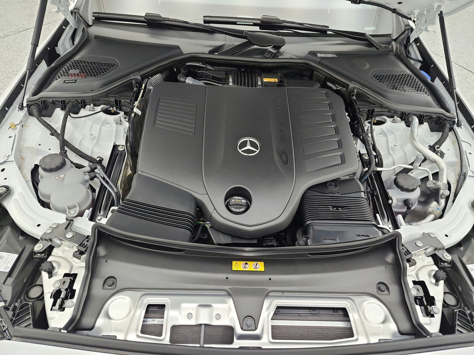 New 2027 MANUFAKTUR Moonlight White Metallic Mercedes-Benz E 450 4MATIC® Sedan image 12
