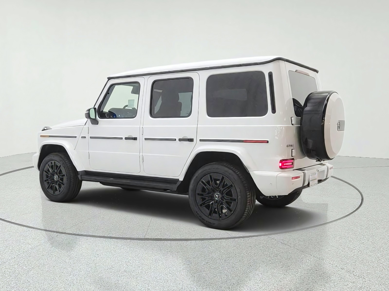New 2027 MANUFAKTUR Moonlight White Metallic Mercedes-Benz G 580e SUV image 7
