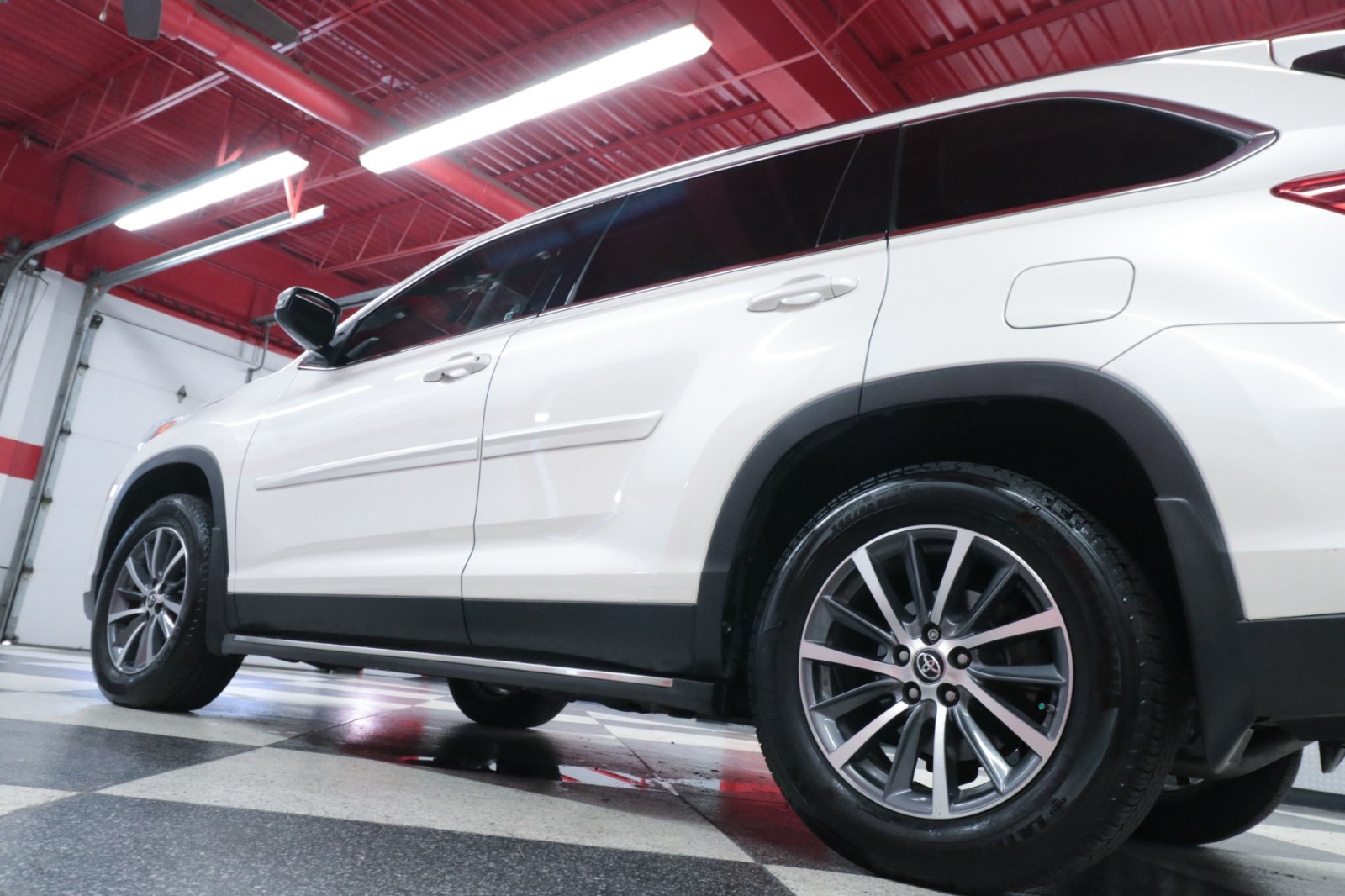 Used Car 2019 Toyota Highlander  Xle For Sale Under $30,000 In Austin, Texas