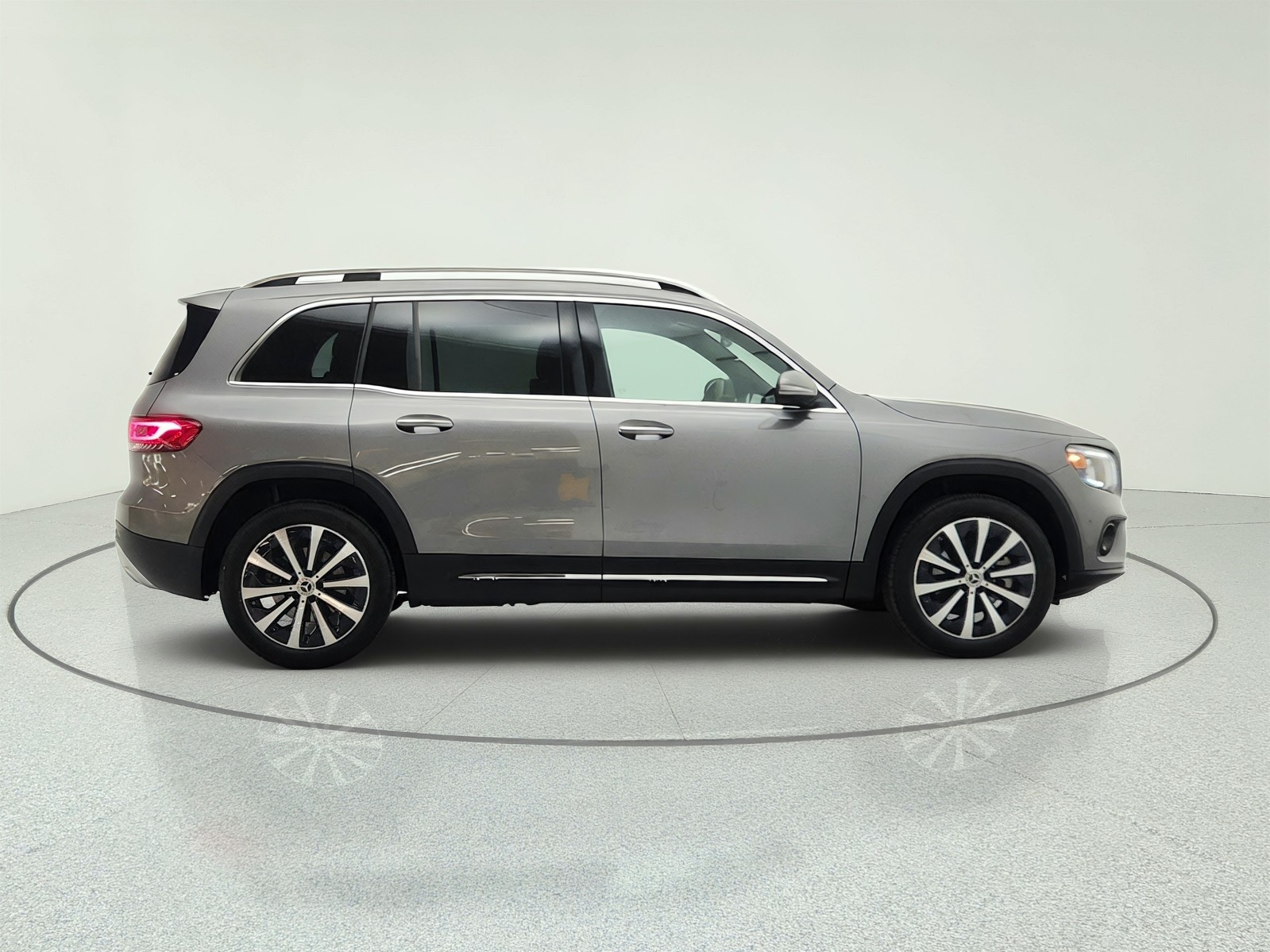 Used 2023 Mountain Grey Metallic Mercedes-Benz GLB 250 SUV image 4