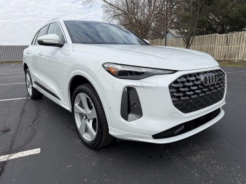 White 2025 Audi Q5 quattro Premium Plus 40 TFSI SUV / Crossover All-Wheel Drive Automatic