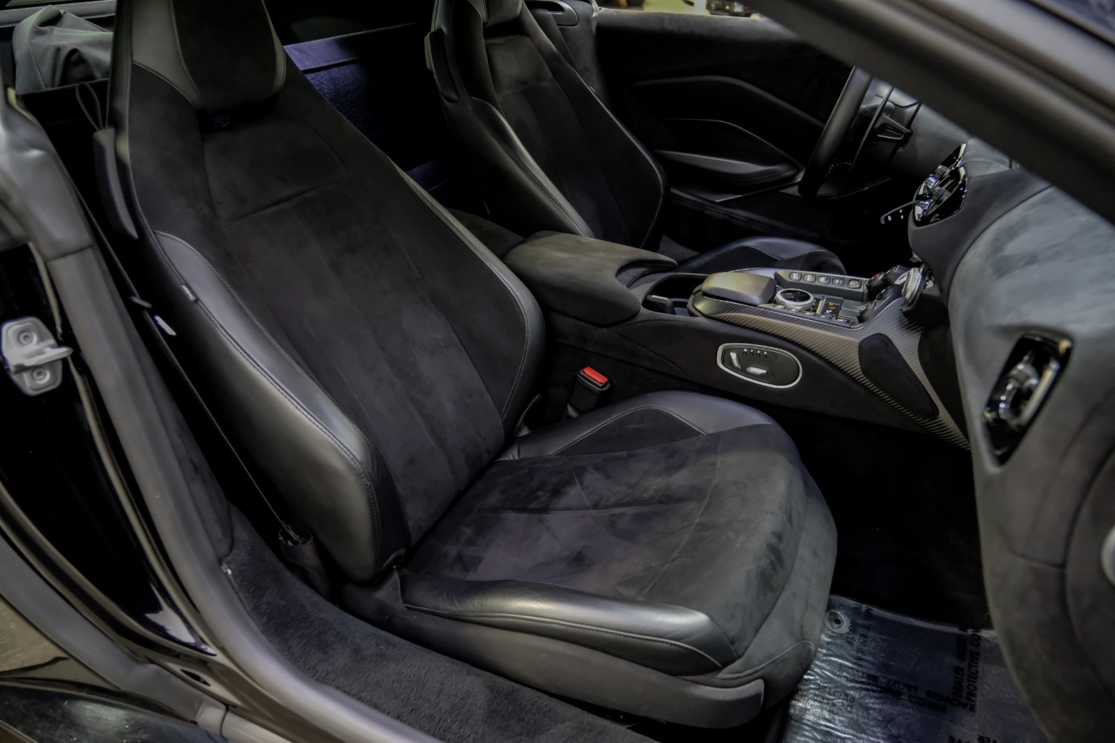 2019 Aston Martin Vantage Coupe CarbonRoof SportsLthrCarbon PremiumAudio Bla 39