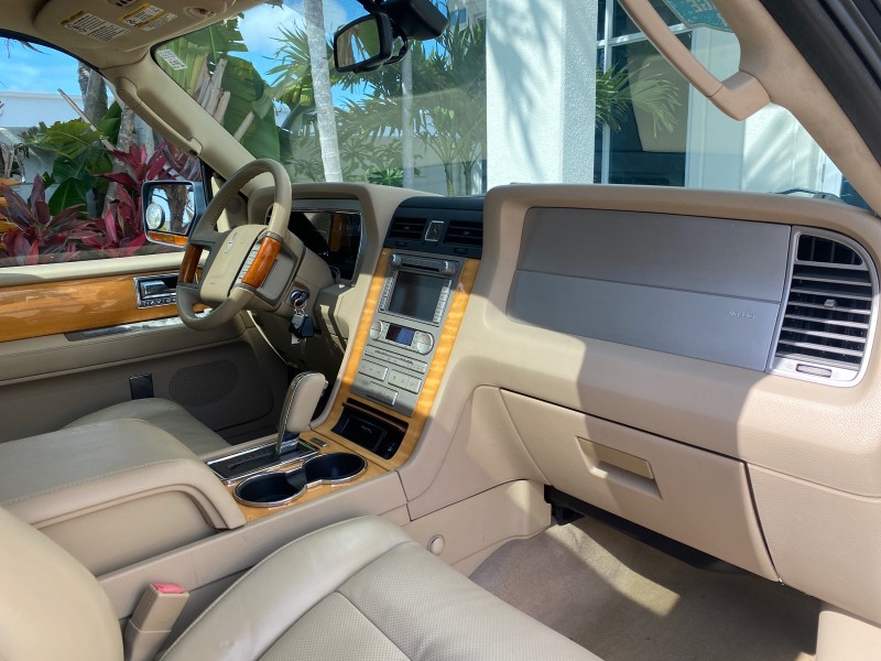 2010 Lincoln Navigator 4WD SUNROOF LOW MILES 31,209 in , 