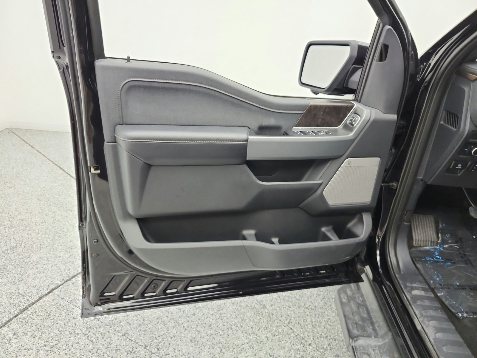 Used 2022 Agate Black Metallic Ford LARIAT image 15