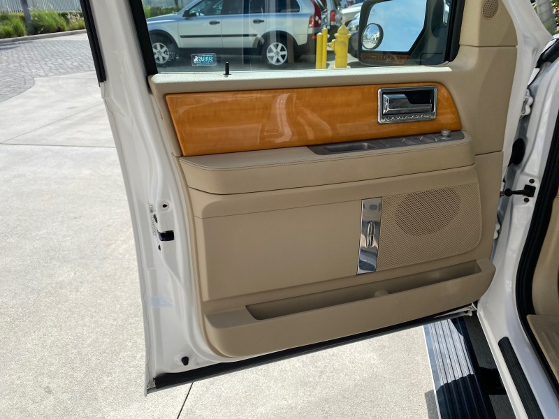 2010 Lincoln Navigator 4WD SUNROOF LOW MILES 31,209 in , 