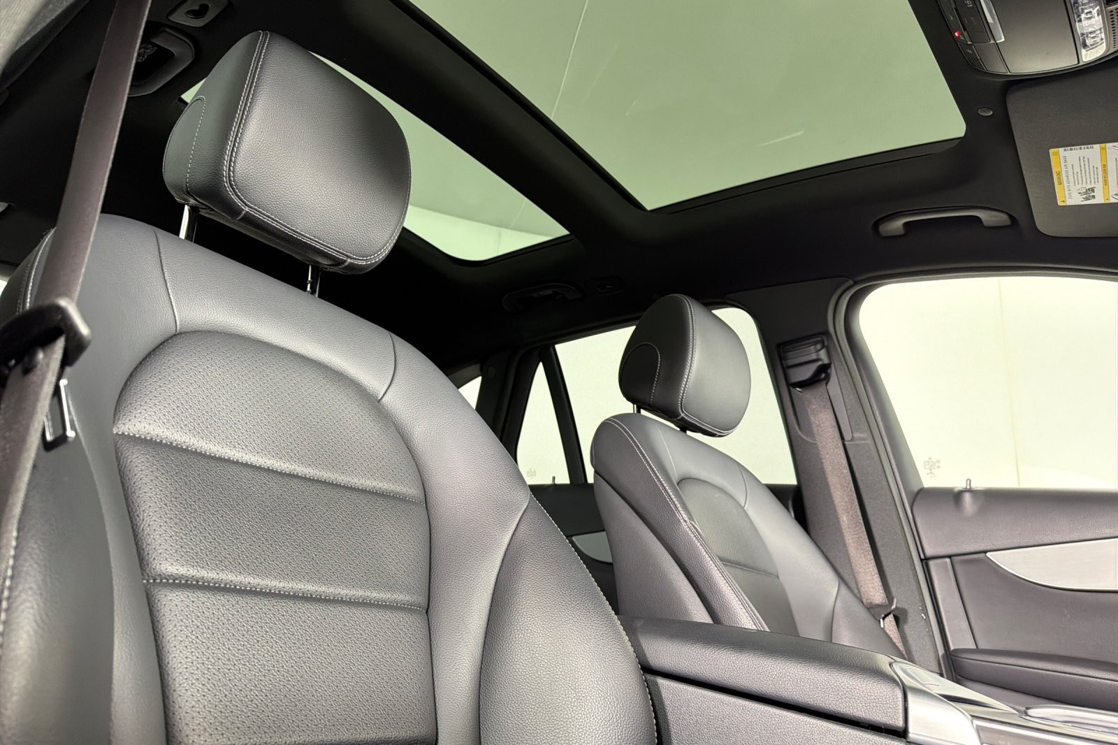 Used 2022 Black Mercedes-Benz GLC 300 SUV image 16