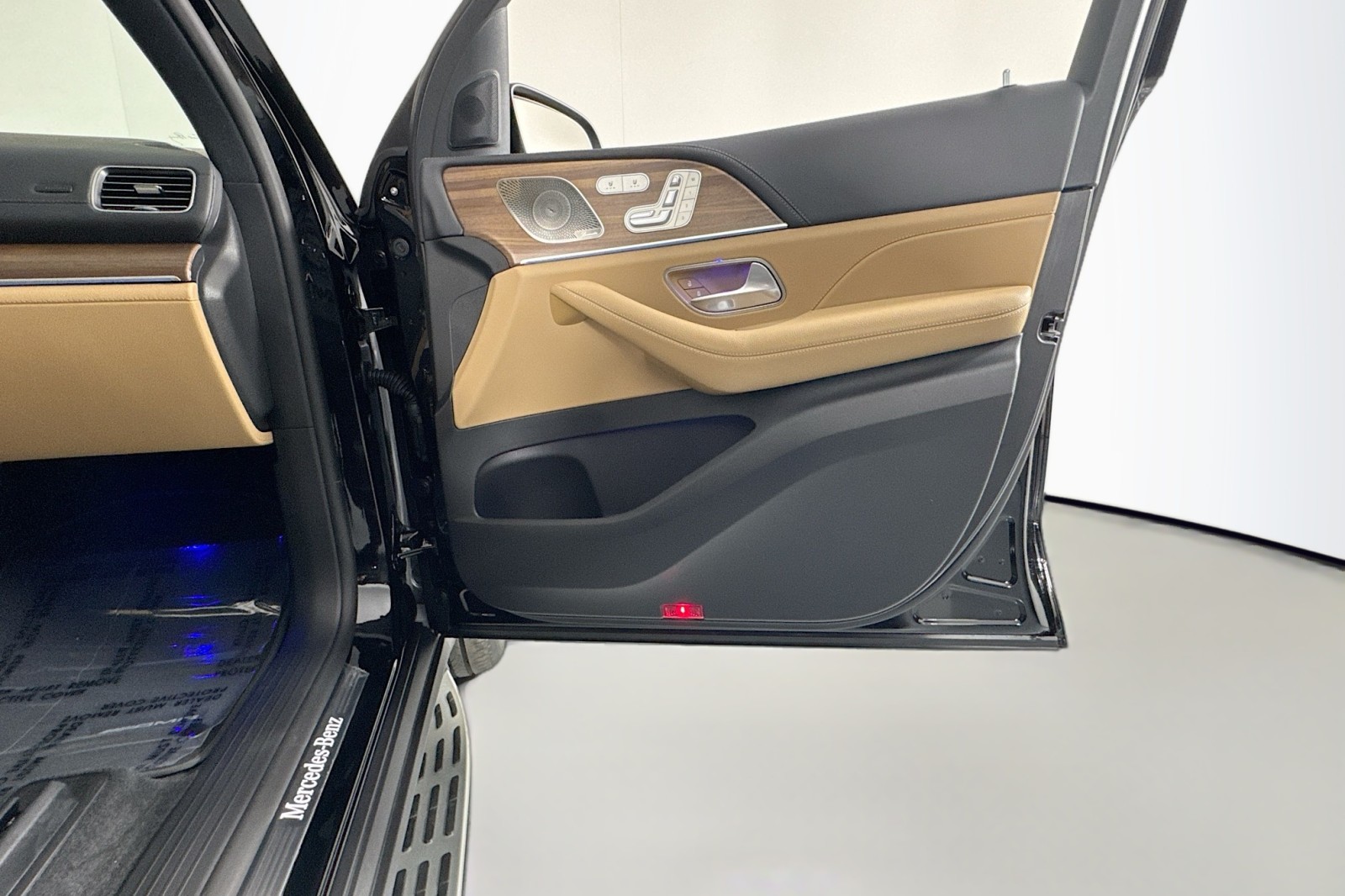 New 2026 Obsidian Black Metallic Mercedes-Benz GLS 580 4MATIC® SUV image 24