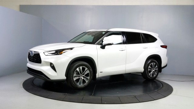 2022 Toyota Highlander Hybrid XLE 3