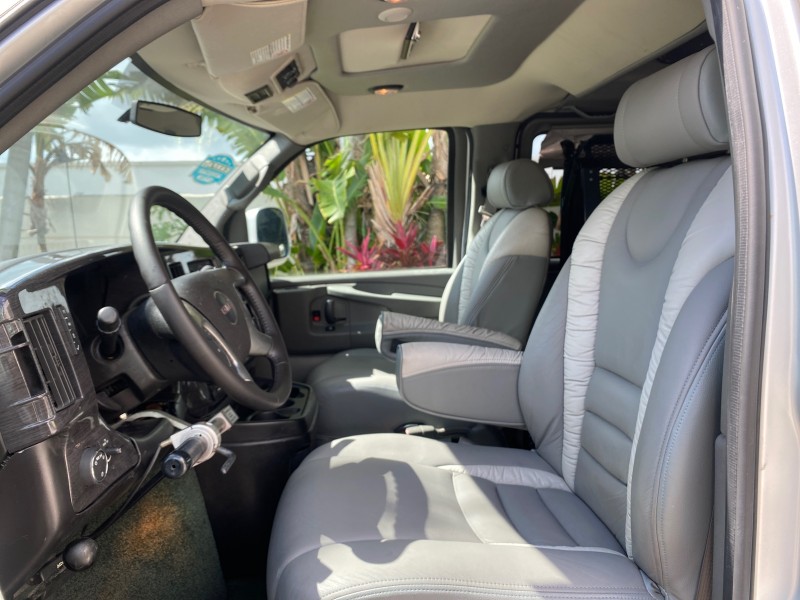 2013 GMC SAVANA HI TOP CONVERSION HANDICAP LIFT LOW MILES 24,857 in , 