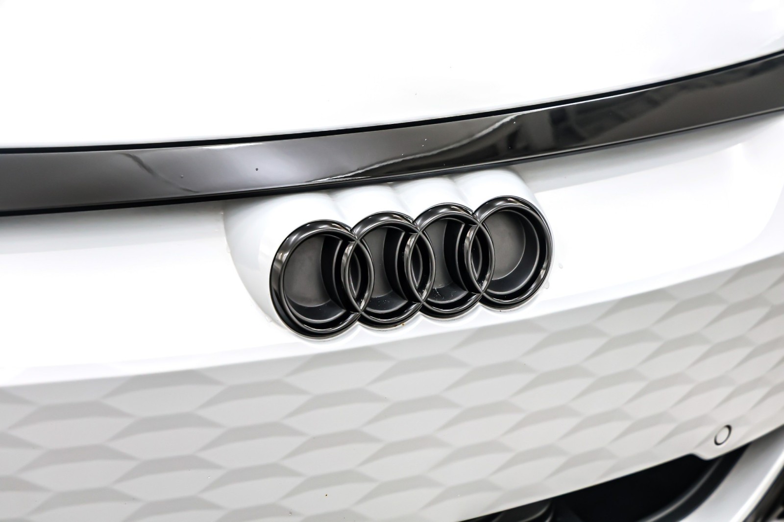 Used 2024 Suzuka Gray Metallic Audi quattro image 14