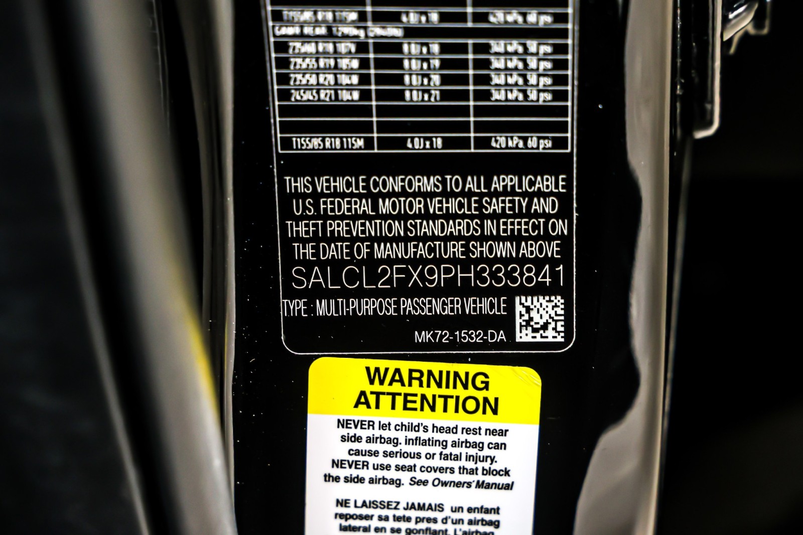 Used 2023 Santorini Black Metallic Land Rover SE R-Dynamic 4WD image 25