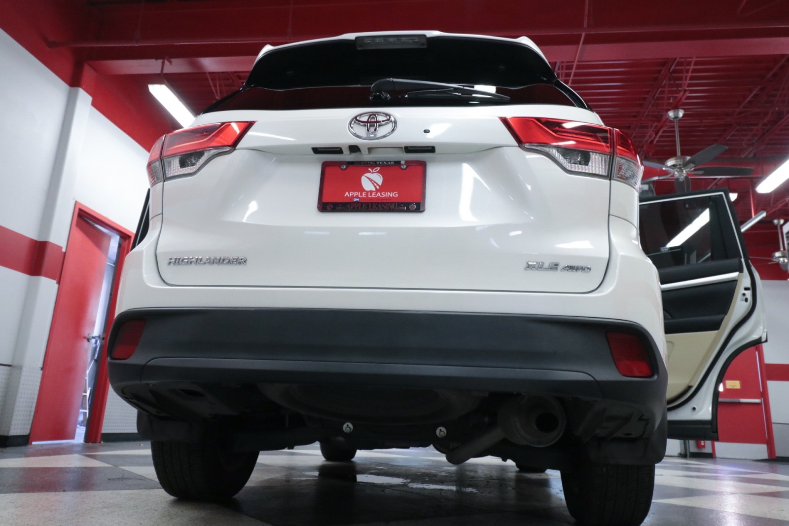 Used Car 2019 Toyota Highlander  Xle For Sale Under $30,000 In Austin, Texas