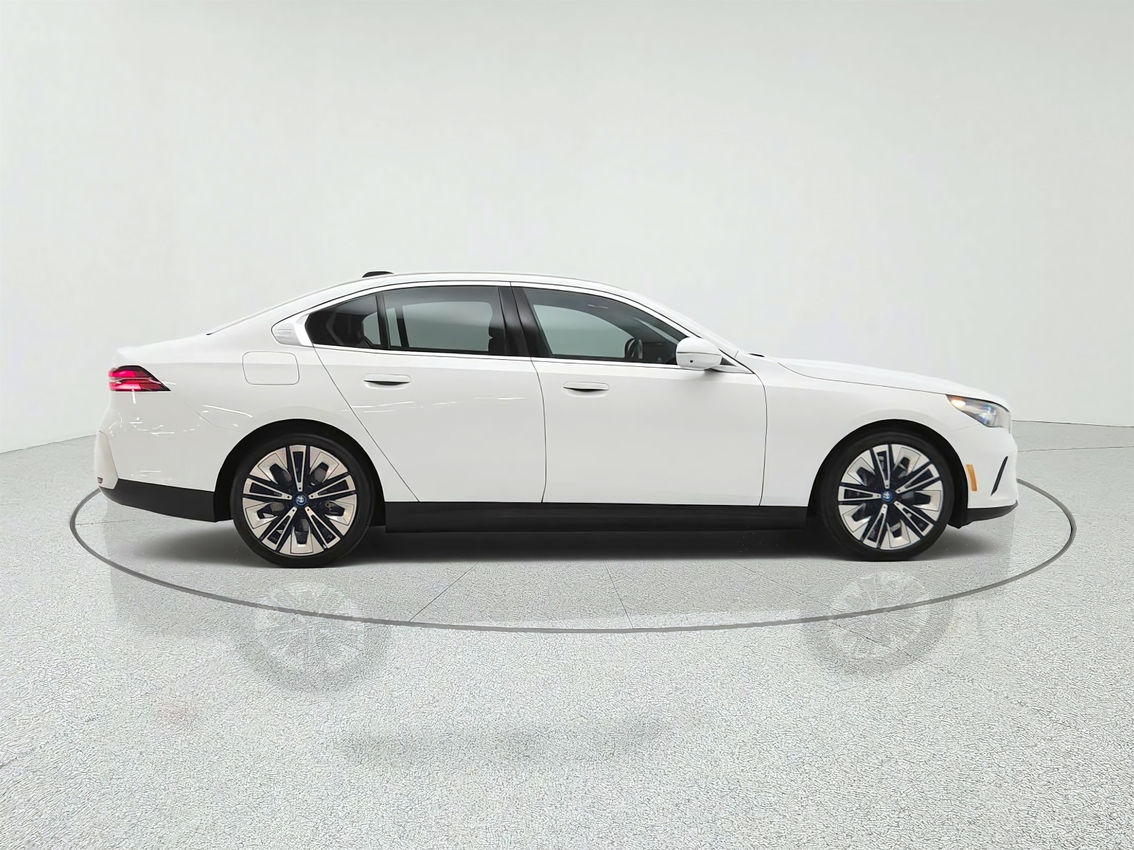 Used 2025 Alpine White BMW xDrive40 image 4