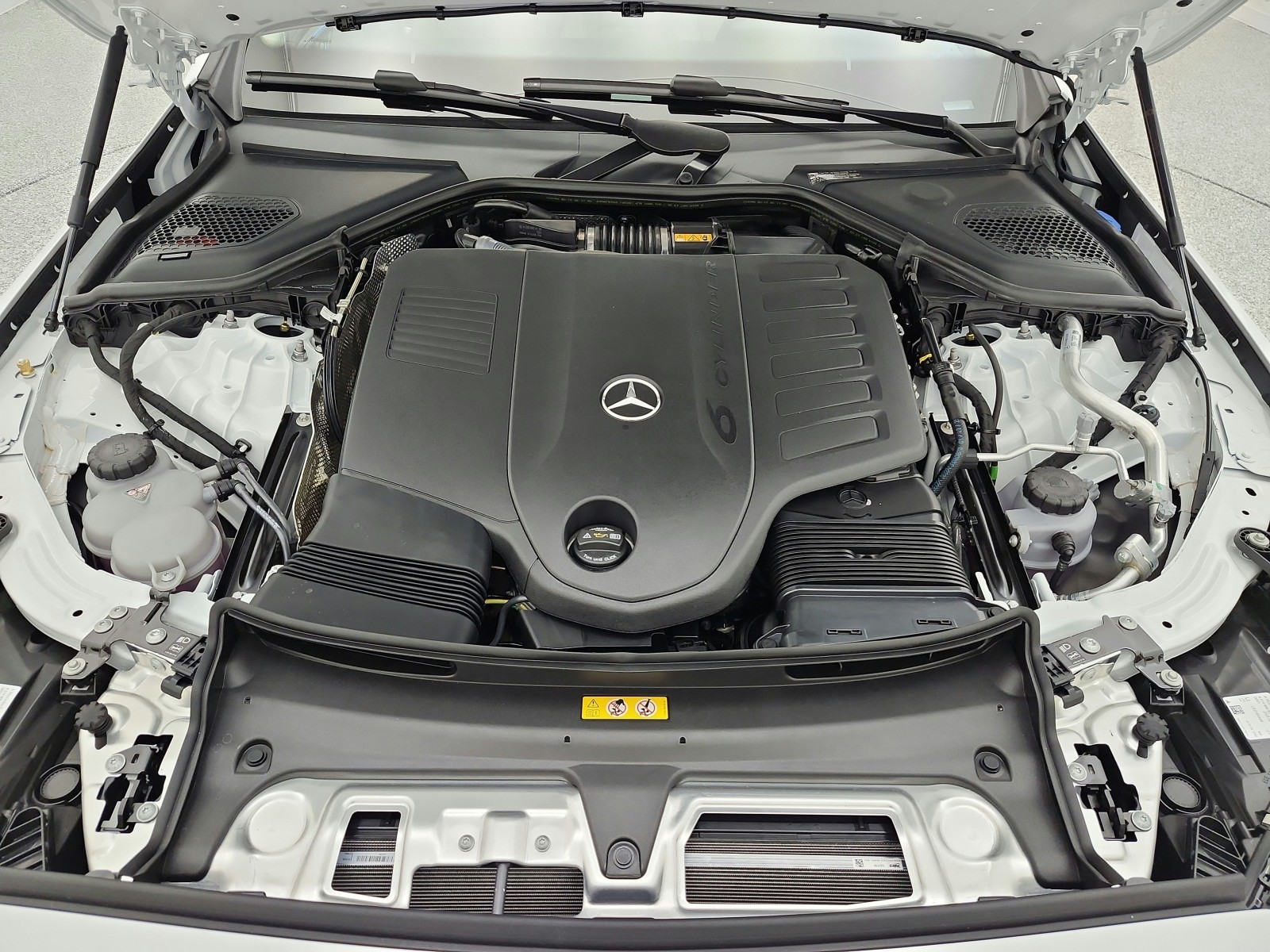 New 2026 MANUFAKTUR Moonlight White Metallic Mercedes-Benz E 450 image 12