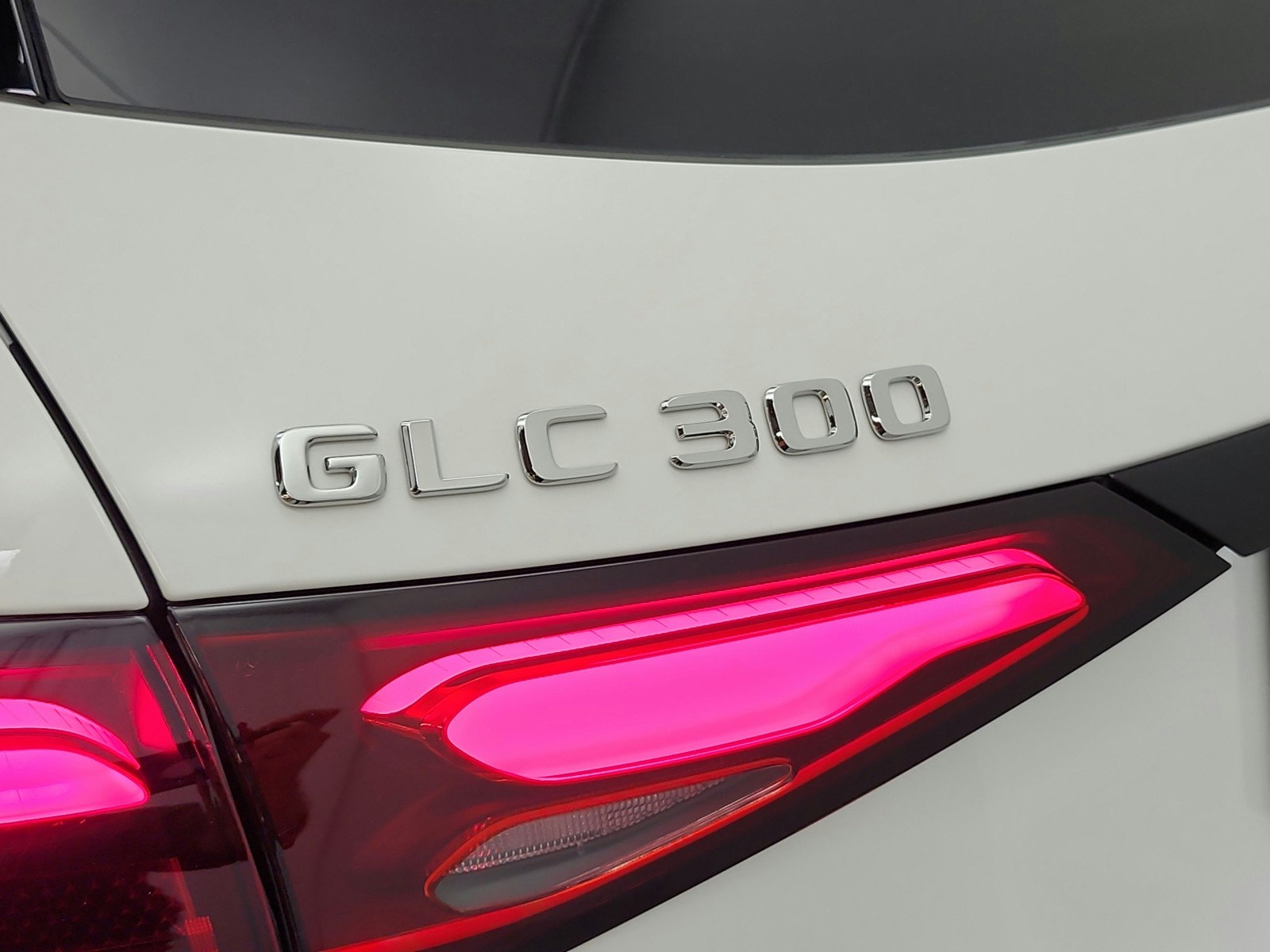 New 2026 Polar White Mercedes-Benz GLC 300 image 17