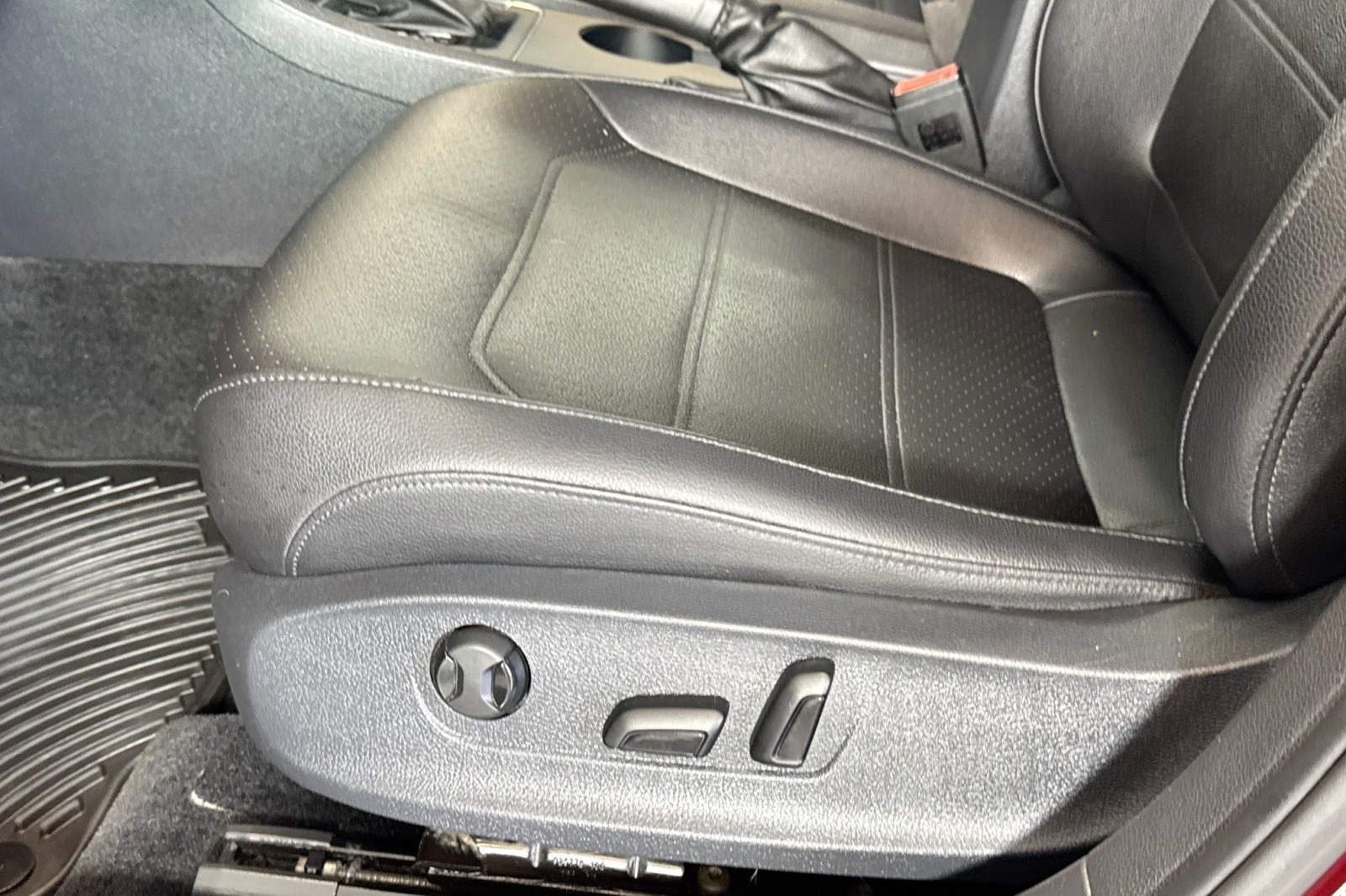 Used 2017 Fortana Red Volkswagen R-Line w/Comfort Pkg image 18