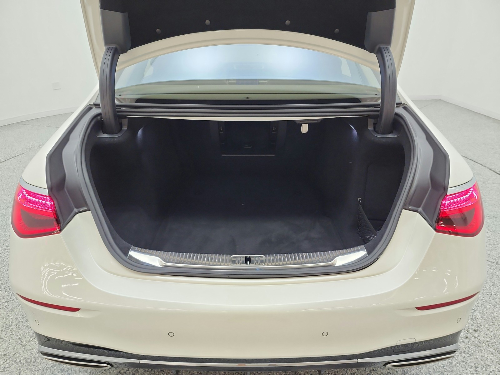 Certified Used 2023 MANUFAKTUR Diamond White Mercedes-Benz S 580 4MATIC® Sedan image 18
