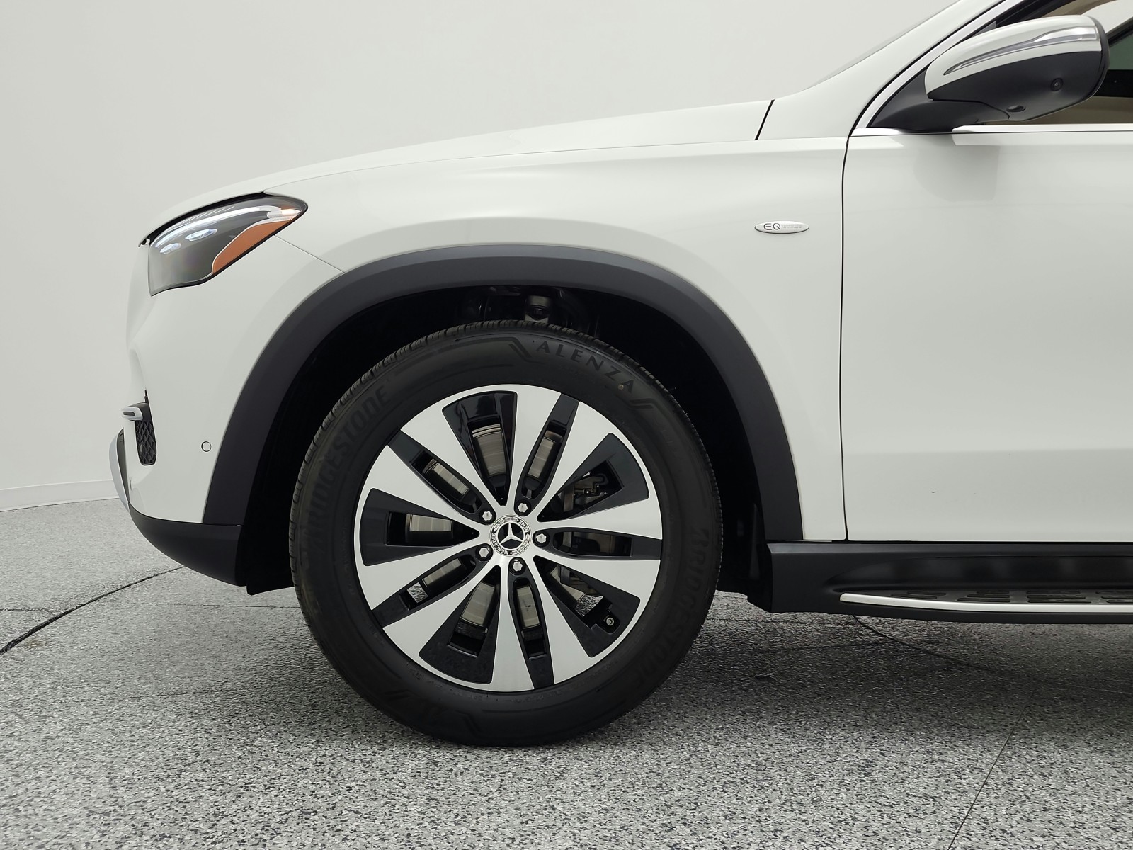 Used 2025 Polar White Mercedes-Benz GLE 450e 4MATIC® SUV image 17