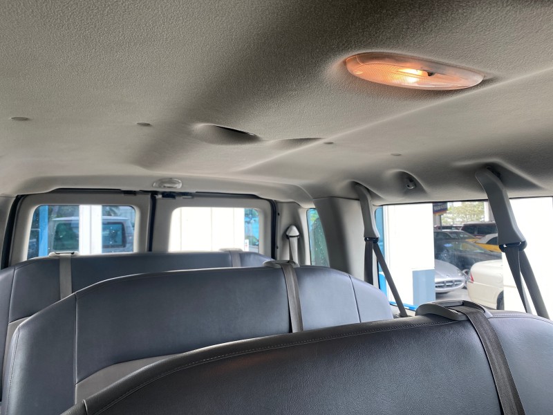 2008 Ford Econoline Wagon XLT 15 PASSENGERS E350 CLEAN in , 
