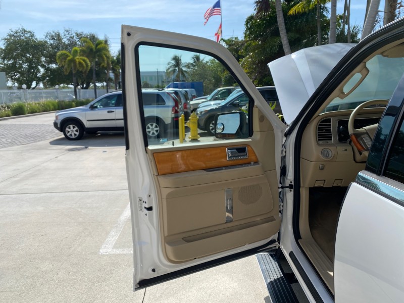 2010 Lincoln Navigator 4WD SUNROOF LOW MILES 31,209 in , 
