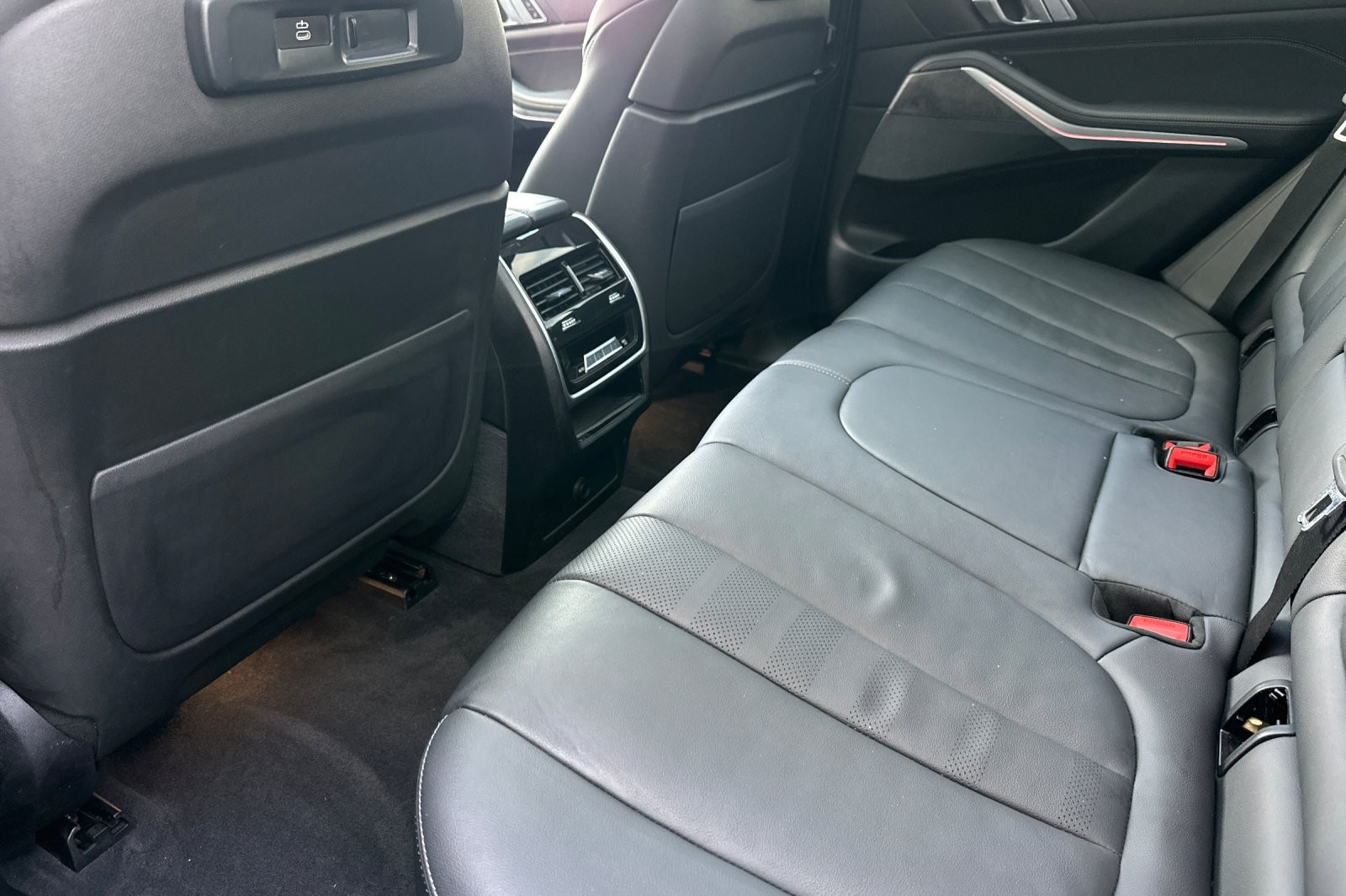 Used 2021 Black Sapphire Metallic BMW sDrive40i image 11