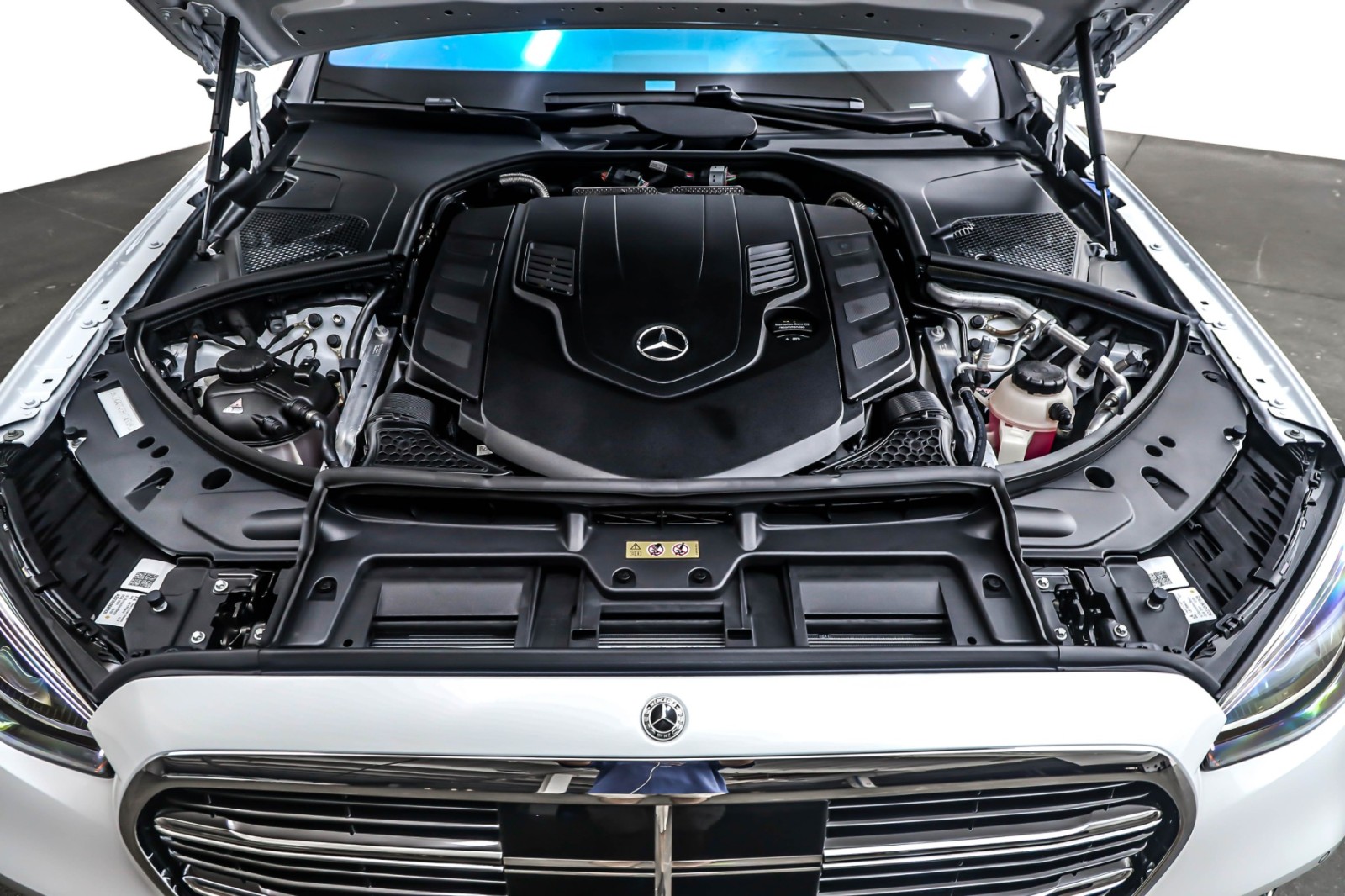 New 2026 MANUFAKTUR Moonlight White Metallic Mercedes-Benz S 580 4MATIC® Sedan image 11