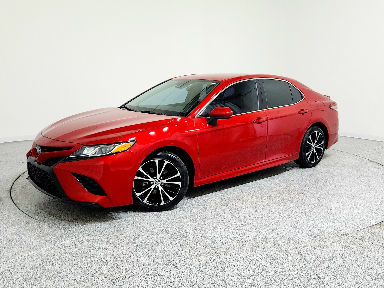 2019 Toyota Camry SE's photo