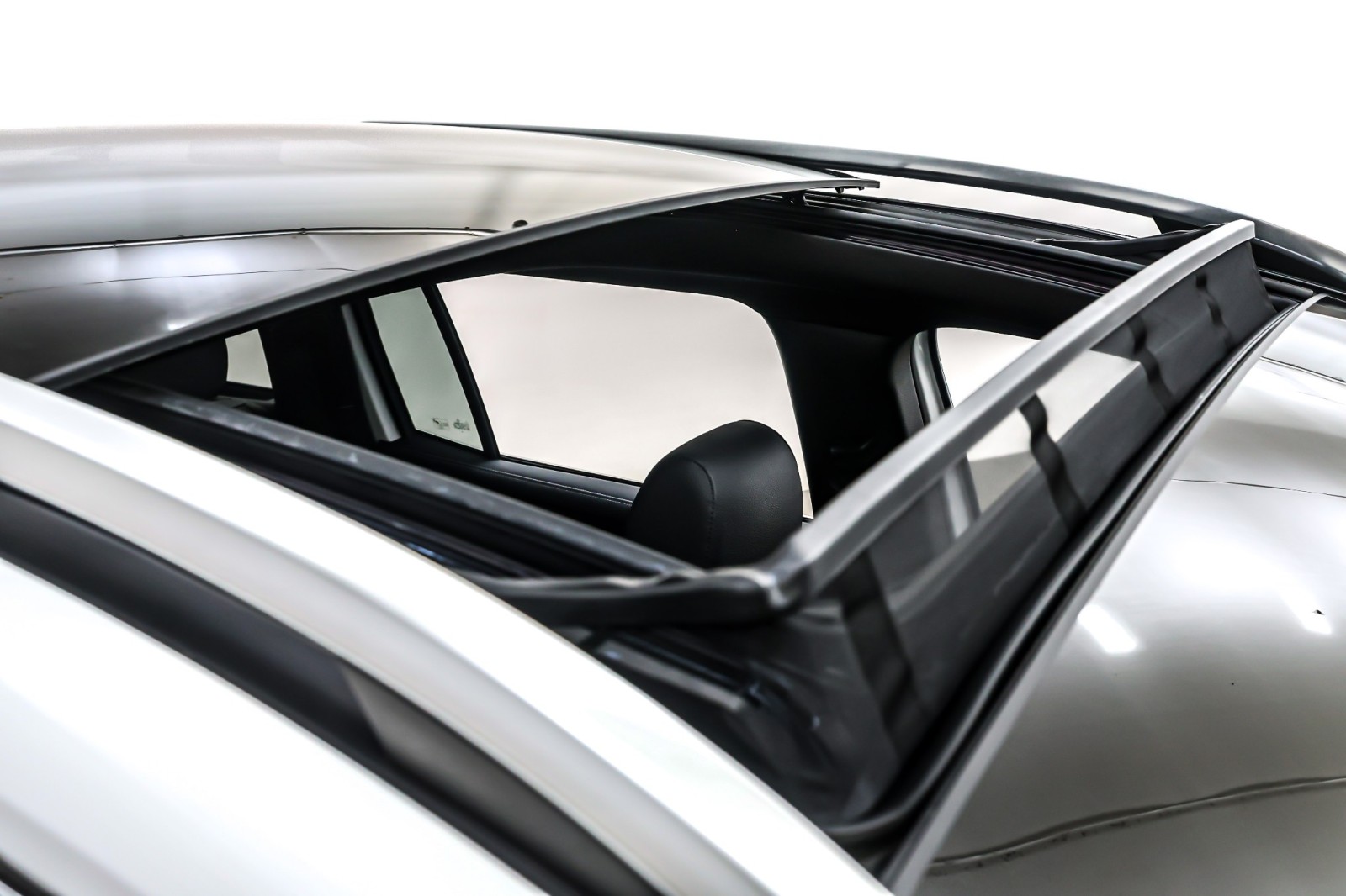 Used 2023 Polar White Mercedes-Benz GLB 250 SUV image 22