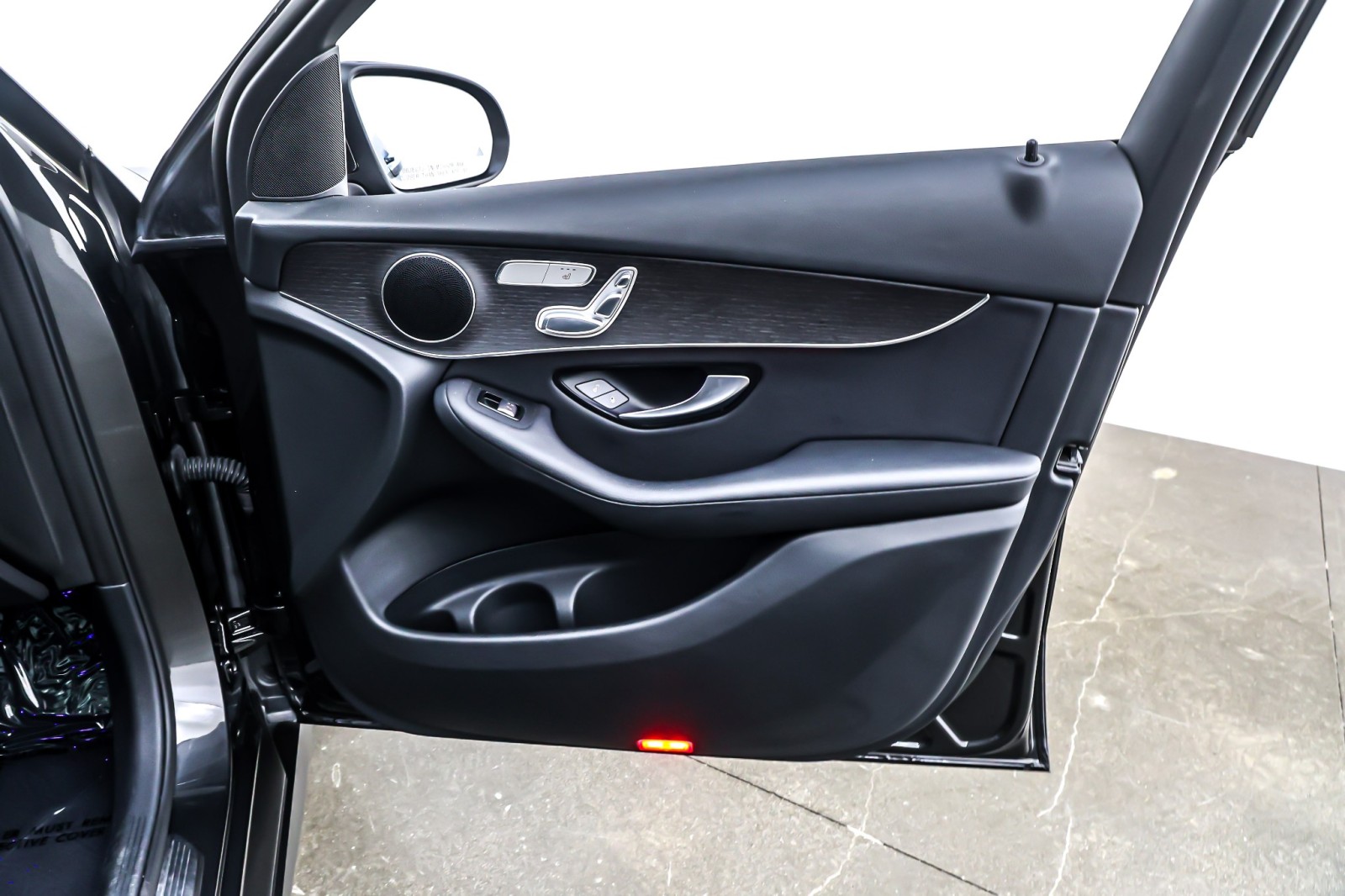 Used 2022 Graphite Grey Metallic Mercedes-Benz GLC 300 SUV image 24