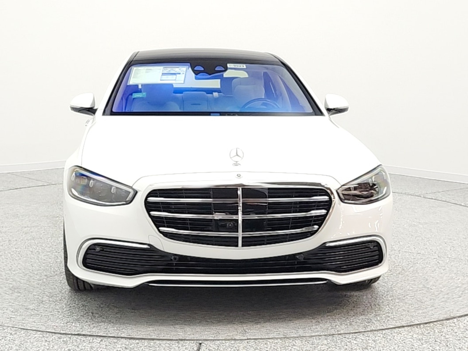 New 2026 MANUFAKTUR Moonlight White Metallic Mercedes-Benz S 580e 4MATIC® Sedan image 2