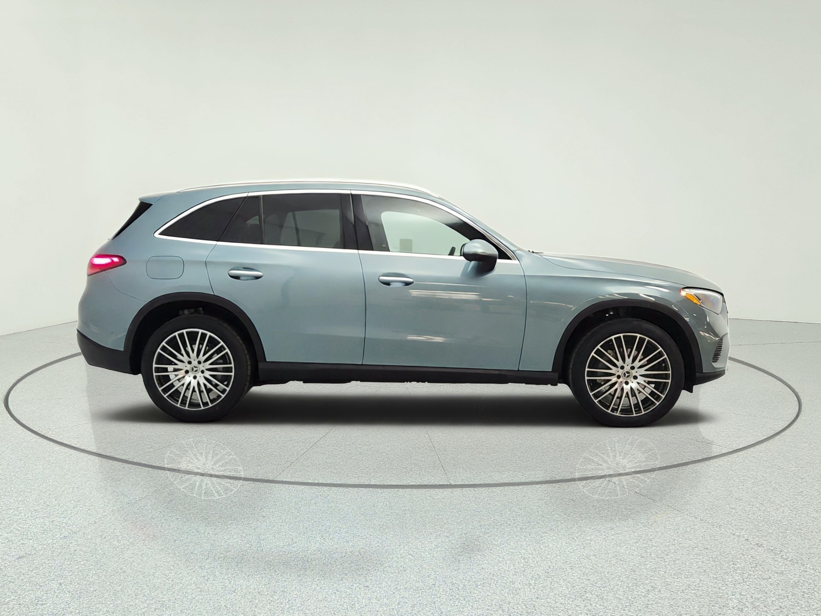 New 2027 Verde Silver Metallic Mercedes-Benz GLC 300 SUV image 4