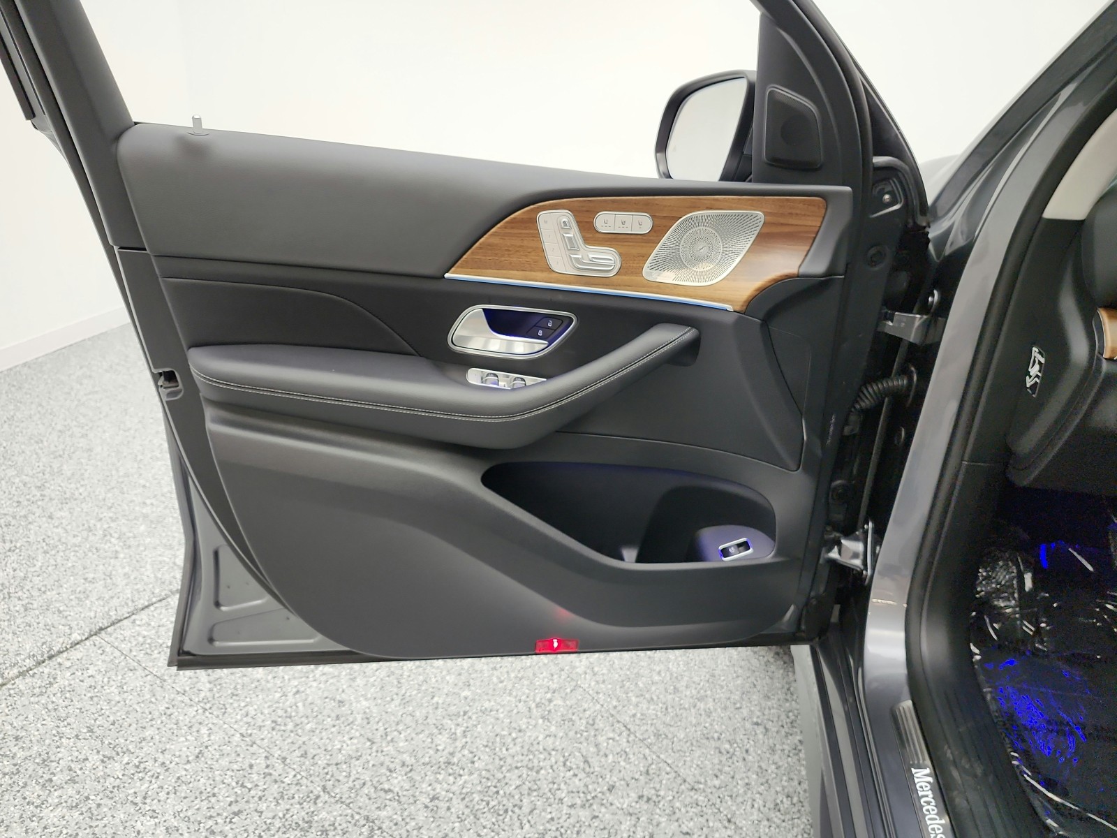 Certified Used 2025 Selenite Grey Metallic Mercedes-Benz GLE 350 4MATIC® SUV image 25