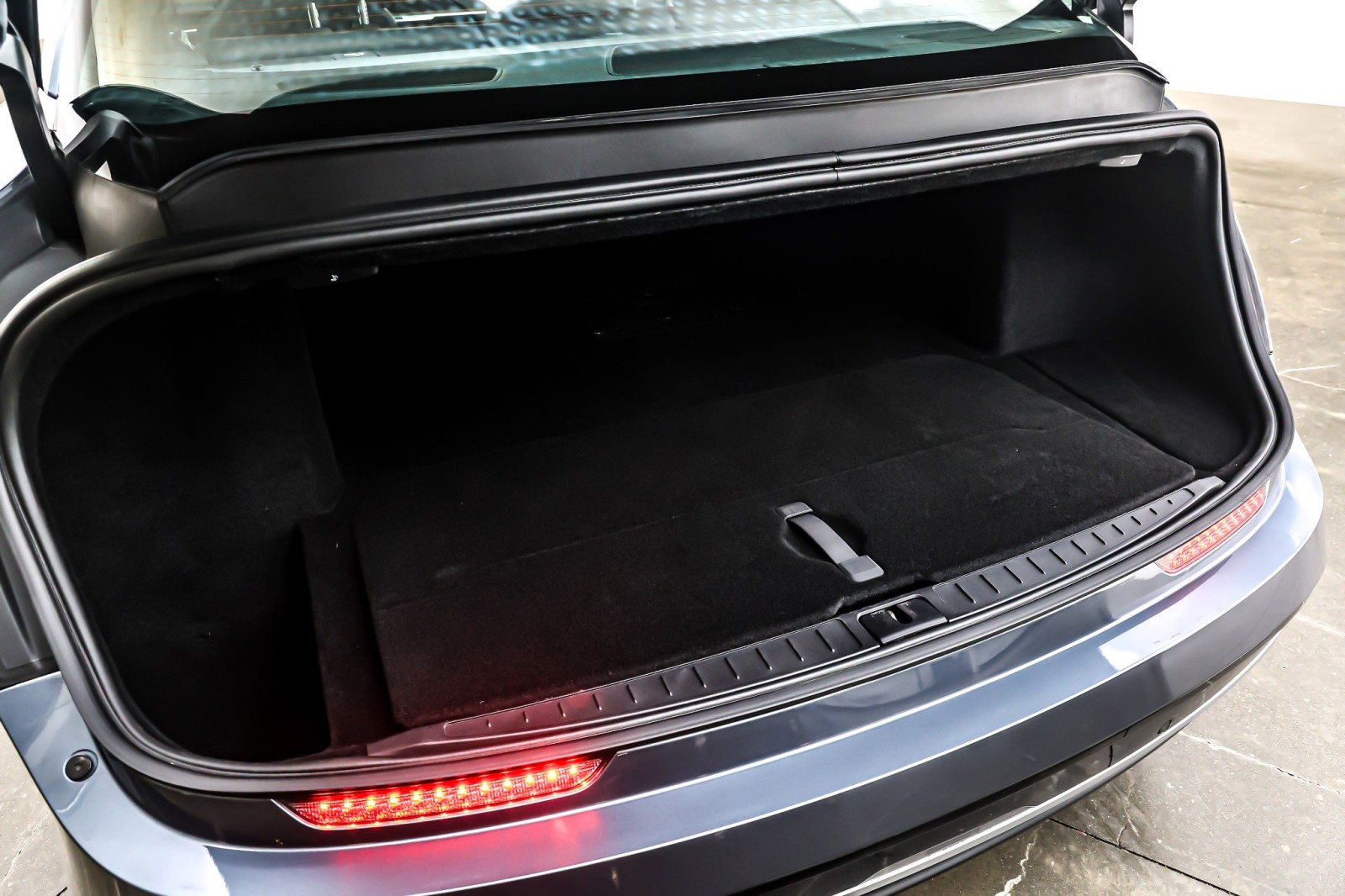 Used 2024 Quantum Grey Metallic Lucid Touring AWD image 22