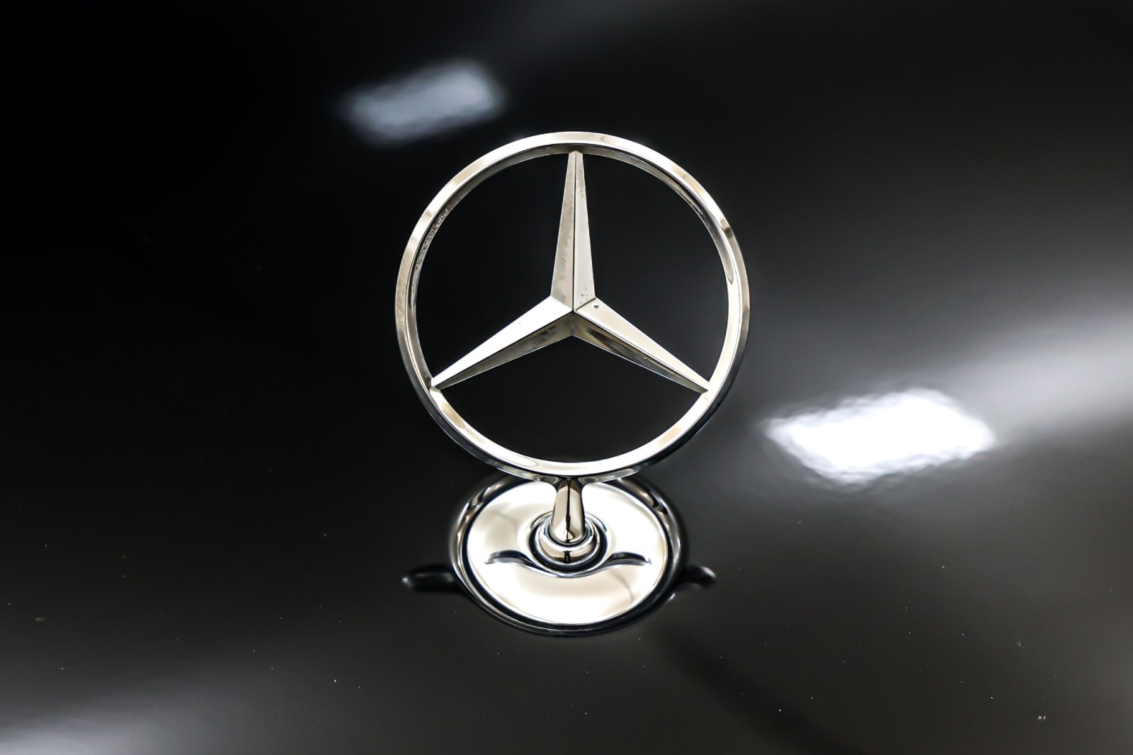 Certified Used 2025 Black Mercedes-Benz S 580 4MATIC® Sedan image 15